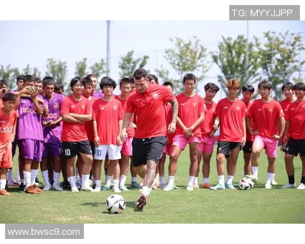 球星护航球迷安全展现职业精神共筑和谐足球氛围