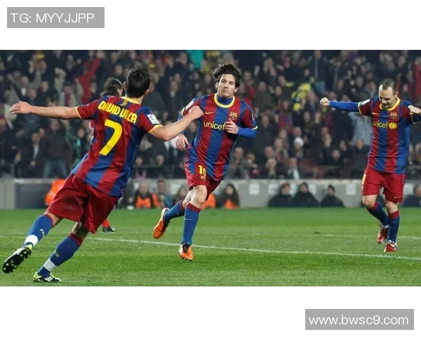 足球明星瞬间集锦 精彩镜头回顾球场传奇与辉煌时刻