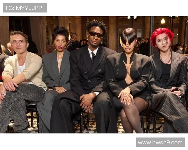 足球球星亮相巴黎时装周展现运动与时尚完美融合风采